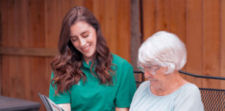 SE SOLICITA CUIDADORA JORNADA REDUCIDA (POR HORAS), ATENCIÓN DE PACIENTE EN DOMICILIO Cuidadora domiciliaria cuidadora de adulta mayor female home caregiver of older adults