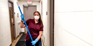 SE NECESITA OPERARIA DE LIMPIEZA/MUCAMA, MÍNIMA EXPERIENCIA. BUEN PAGO Operaria de limpieza para oficinas personal de limpieza de centro comercial mall cleaning staff female and male staff shopping cleaning staff