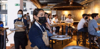 SE SOLICITA AYUDANTE DE CAMARERO PARA RESTAURANTE (HOMBRE Y MUJER), TIEMPO PARCIAL Y COMPLETO. NO SE REQUIERE EXPERIENCIA camareros y camareras waiters and waitresses