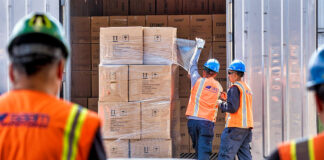 SE SOLICITA OPERARIO DE CARGA Y DESCARGA (MÍNIMA EXPERIENCIA), TIEMPO PARCIAL Y COMPLETO. SALARIO COMPETITIVO Operario de Carga y Descarga de Contenedores Container Loading and Unloading Workers male staff