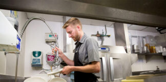 SE BUSCAN LAVAPLATOS PARA IMPORTANTE PIZZERÍA (HOMBRES Y MUJERES), CON O SIN EXPERIENCIA Lavaplatos dishwasher