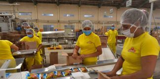 SE BUSCAN ENVASADORES/AS (CON O SIN EXPERIENCIA), PARA EMPRESA DE ALIMENTOS. JORNADA COMPLETA, BUENA REMUNERACIÓN envasadores para empaque de alimentos packers female and male staff trabajadores