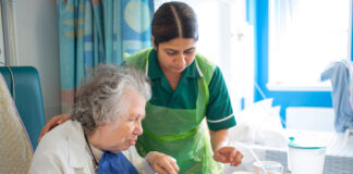 SE SOLICITA CUIDADOR/A PARA ATENCIÓN DE ADULTOS MAYORES (EXPERIENCIA NO INDISPENSABLE), BUEN PAGO Cuidador/a Para Atención De Adultos Mayores caregiver