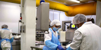 SE SOLICITAN AYUDANTES DE PRODUCCIÓN (HOMBRES Y MUJERES), TIEMPO PARCIAL O COMPLETO. SALARIO COMPETITIVO Ayudantes De Producción Production Assistants