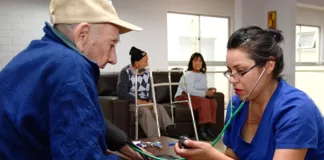 SE BUSCAN CUIDADORAS DE ADULTOS MAYORES (TRABAJO A TURNOS), LABORES DE CUIDADO Y ACOMPAÑAMIENTO Cuidadoras De Adultos Mayores caregiver of elderly adult