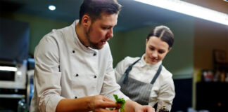 SE REQUIERE AYUDANTE DE COCINA/LAVAVAJILLAS, NO ES NECESARIO EXPERIENCIA. JORNADA DE 32 A 40 HORAS POR SEMANA Ayudante De Cocina/Lavavajillas kitchen helpers/dishwasher