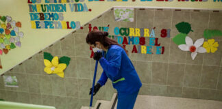 SE BUSCA LIMPIADOR/A PARA ESCUELA INFANTIL (CON O SIN EXPERIENCIA), 15 HORAS SEMANALES. SUELDO 500,00€ AL MES Limpiador para escuela infantil municipal en España Cleaner for municipal nursery school in Spain