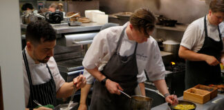 SE NECESITAN 3 AYUDANTES DE COCINA (HOMBRES Y MUJERES) NO REQUIERE EXPERIENCIA, SE ENTRENARÁ. SALARIO $3395 POR MES Ayudantes de Cocina Winnipeg Manitoba Empleo sin experiencia Personal para restaurante en Canadá Kitchen Helpers Winnipeg Manitoba Jobs without experience Restaurant staff in Canada