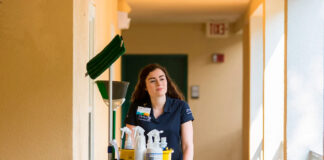SE SOLICITA AUXILIAR DE LIMPIEZA (HOMBRE O MUJER), NO ES NECESARIO EXPERIENCIA PREVIA. JORNADA PARCIAL, 23 HORAS SEMANALES Auxiliar de Limpieza Hombre o Mujer Cleaning Assistant Male or Woman