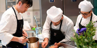 SE PRECISA AYUDANTE DE COCINA (HOMBRE O MUJER), 5 DÍAS A LA SEMANA. BUENA REMUNERACIÓN, INGRESO INMEDIATO Ayudante de Cocina Assistente di cucina Küchenhelfer empleo de cocinero en españa Kitchen Helper cook job in Spain Empleo en Barcelona