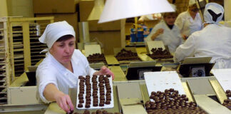 SE SOLICITAN TRABAJADORES PARA EMPAQUE DE CHOCOLATES (HOMBRES Y MUJERES), NO REQUIERE EXPERIENCIA. PAGO $2560 POR MES + HORAS EXTRAS Trabajadores Para Empaque de Chocolates Fabrica de Chocolates Empleo sin experiencia Chocolate Packaging Workers in the United States Chocolate Factory Employment without experience