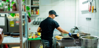 SE SOLICITAN AYUDANTES DE COCINA/LAVAPLATOS (HOMBRES Y MUJERES), NO REQUIERE EXPERIENCIA, SE ENTRENARÁ. SALARIO $2100 POR HORA Ayudante de cocina Lavaplatos empleo de Ayudante de cocina en canada empleo de lavaplatos en canada Kitchen Helper Dishwasher Kitchen Helper jobs in Canada Dishwasher jobs in Canada