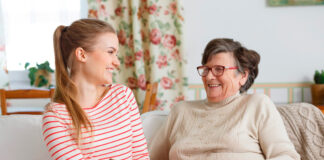 SE SOLICITAN CUIDADORES/AS PARA RESIDENCIA DE MAYORES (NO SE REQUIERE EXPERIENCIA), TURNO DIURNO. SALARIO SEGÚN CONVENIO Cuidadores Personal para residencia de mayores empleo en Barcelona Caregivers Staff for nursing homes employment in Barcelona