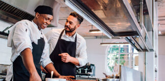 SE SOLICITA LAVAPLATOS O AYUDANTE GENERAL DE COCINA (HOMBRE O MUJER), POCA EXPERIENCIA. EXCELENTE REMUNERACIÓN Y BENEFICIOS Lavaplatos o Ayudante General de Cocina Empleo en Ontario Empleo en Canadá Dishwasher or General Kitchen Helper Spülmaschine oder allgemeiner Küchenhelfer Lavastoviglie o aiuto cucina generico