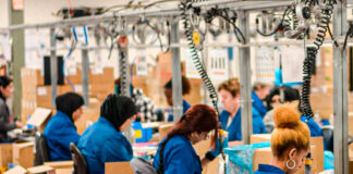 SE NECESITAN OPERARIOS/AS DE PRODUCCIÓN Y EMBALAJE (CON O SIN EXPERIENCIA), 5 DÍAS A LA SEMANA HORARIO FIJO. A PARTIR DE 18 AÑOS, BUEN SUELDO Operarios de Producción y Embalaje empresa metalúrgica Fabricación de artículos del hogar Empleo sin experiencia Production and Packaging Operators Employment without experience