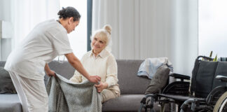 SE SOLICITAN CUIDADORAS/ES (CON O SIN EXPERIENCIA), TURNO DIURNO. REMUNERACIÓN COMPETITIVA, CONTRATO INDEFINIDO Cuidadoras sin experiencia en Barcelona Cuidadores de adultos mayores Caregivers without experience in Barcelona Caregivers of older adults