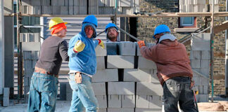 SE NECESITAN OBREROS DE LA CONSTRUCCIÓN (16 VACANTES), POCA EXPERIENCIA. INGRESO INMEDIATO, PAGO $25.90 POR HORA Obreros de la Construcción en Estados Unidos construcción ganadera y avícola en USA Shawano Empleo en Wisconsin Construction workers in the United States