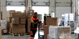 SE SOLICITAN MOZOS/AS DE ALMACÉN (CON O SIN EXPERIENCIA), 2 VACANTES. SALARIO 19.450 € ANUALES, DISTRIBUIDO EN 14 PAGAS Mozos de almacén carga y descarga deposito empleo en España Empleo sin experiencia en España Warehouse workers loading and unloading warehouse jobs in Spain Jobs without experience in Spain