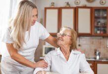 SE SOLICITAN CUIDADORES/AS DE ADULTOS MAYORES (CON O SIN EXPERIENCIA), PARA CENTRO DE DÍA. TURNO DIURNO, 40 HORAS SEMANALES. BUEN PAGO Cuidadora de adultos Mayores centro de Día en Barcelona Caregiver for older adults day center in Barcelona