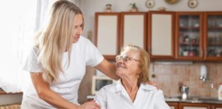 SE SOLICITAN CUIDADORES/AS DE ADULTOS MAYORES (CON O SIN EXPERIENCIA), PARA CENTRO DE DÍA. TURNO DIURNO, 40 HORAS SEMANALES. BUEN PAGO Cuidadora de adultos Mayores centro de Día en Barcelona Caregiver for older adults day center in Barcelona
