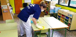 SE PRECISA OPERARIO/A DE LIMPIEZA EN CENTROS ESCOLARES (20 A 35 HORAS SEMANALES), TURNO TARDE. BUEN SUELDO Y BENEFICIOS Limpieza en Centros Escolares Empleo en Valencia Empleo de Limpieza en España Limpieza de Escuela Cleaning in Schools Jobs in Valencia Cleaning Jobs in Spain School Cleaning