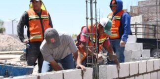 SE SOLICITAN 15 TRABAJADORES DE LA CONSTRUCCIÓN (CON O SIN EXPERIENCIA), 35 HORAS POR SEMANA. SALARIO ENTRE $22.62 A $24.00 POR HORA Trabajadores de la Construcción Empleo en Longmont Empleo en Colorado Empleo sin experiencia, Empleo sin experiencia en USA Construction Workers Jobs without experience