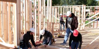 SE BUSCAN 4 AYUDANTES DE CONSTRUCCIÓN (CON O SIN EXPERIENCIA), 30 A 40 HS SEMANAL. PAGO $24.00 A $25.00 POR HORA Ayudantes de Construcción en Canadá Kelowna Columbia Británica Empleo de construcción sin experiencia en Canadá Construction Helpers in Canada Kelowna British Columbia