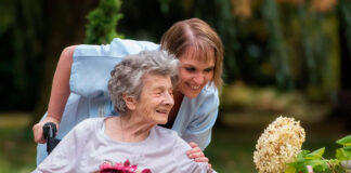 SE SOLICITA CUIDADORA PARA CUIDO DE PERSONA ADULTA MAYOR (HORARIO DIURNO). REMUNERACIÓN COMPETITIVA Cuidadora Caregivers for older adults Badante badanti badante per anziani Pfleger für ältere Erwachsene