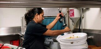SE SOLICITAN LAVAPLATOS CON O SIN EXPERIENCIA (HOMBRES Y MUJERES), 5 VACANTES. TURNOS ROTATIVOS 4 A 5 DÍAS A LA SEMANA Lavaplatos personal para restaurante en St Ignace empleo en Míchigan empleo sin experiencia en USA Personal Dishwasher for Restaurant Job without Experience in USA