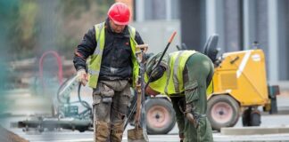 SE NECESITAN 2 OBREROS DE LA CONSTRUCCIÓN (NO REQUIERE EXPERIENCIA PREVIA), PAGO $32.06 POR HORA Obreros de la Construcción Empleo en Illinois empleo sin experiencia en USA construccion de instalaciones ganaderas Construction Workers Construction of Livestock Facilities