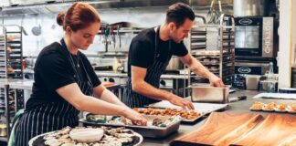 SE SOLICITAN 3 AYUDANTES DE COCINA (HOMBRES Y MUJERES), NO SE REQUIERE EXPERIENCIA PREVIA. HORARIOS VARIABLES, PAGO HASTA $25.00 POR HORA Ayudantes de Cocina en USA personal para restaurante en USA empleo sin experiencia en USA Kitchen Assistants in the USA