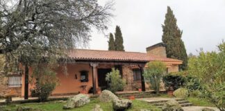 SE BUSCA MATRIMONIO DE GUARDESES PARA CUIDADO Y MANTENIMIENTO DE FINCA. CONTRATO ESTABLE, CON VIVIENDA Y BUEN SALARIO Matrimonio de guardeses para cuidado y mantenimiento de finca en Madrid Married couple of caretakers for the care and maintenance of a property in Madrid